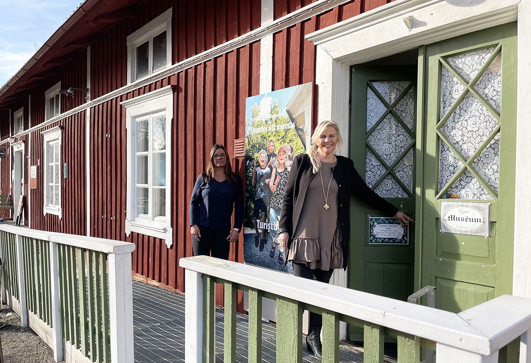 Bild på Britt-Marie Room-Östberg och Camilla utanför den nya Turistbyrån.