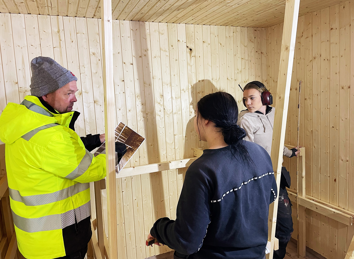 Tommi Andersson instruerar eleverna på bygg- och anläggningsprogrammet.