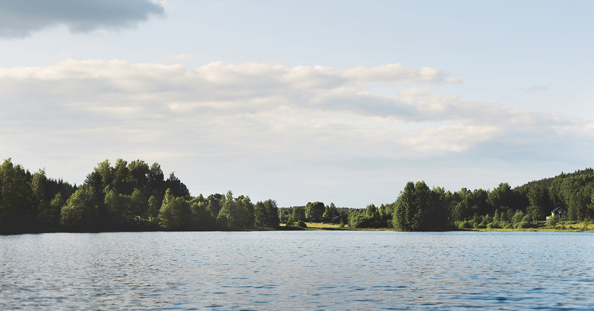 Bild på Ölsdalen med sjön Ölen i förgrunden.