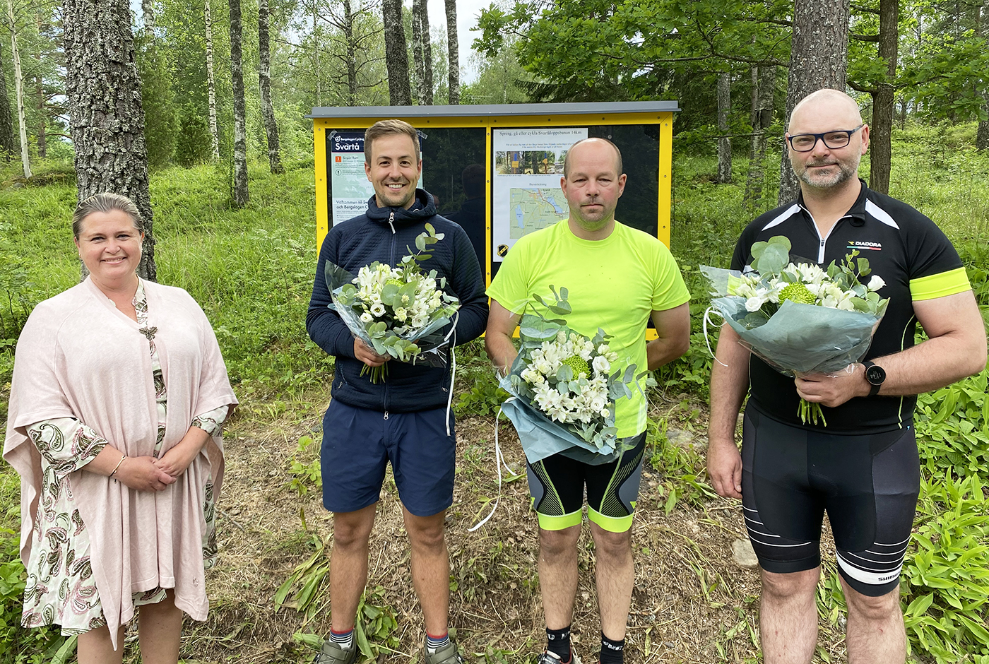 Bild på kommundirektören samt representanter från Bergslagen Cycling, Svartå IF och Svartå utvecklingsgrupp.