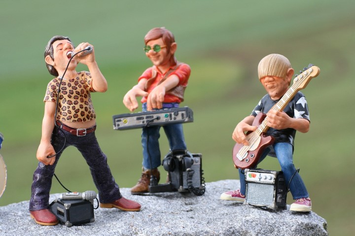Leksaksfigurer som spelar musikinstrument