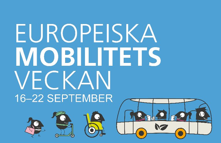 Europeiska mobilitetsveckan 2023 med vit text på ljusblå bakgrund. På bilen finns flera små maskotar som cyklar, går och åker buss.